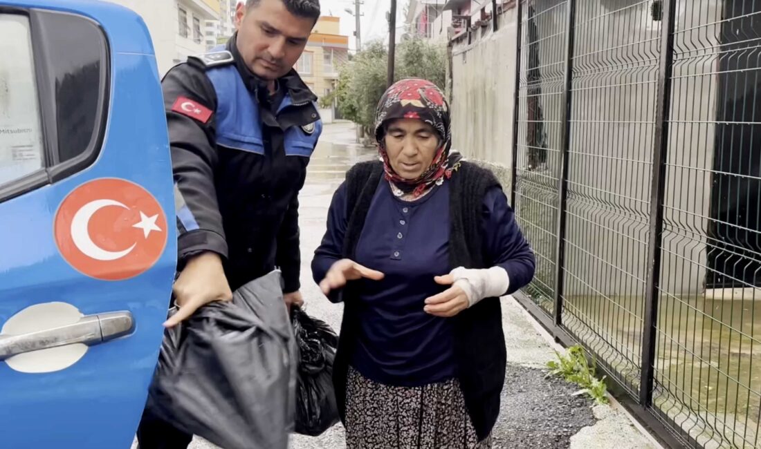 Sel riskine karşı sahada olan zabıta ekipleri vatandaşa yardım etti Tarsus’ta etkisini artıran olumsuz hava koşulları ve yapılan sel uyarıları
