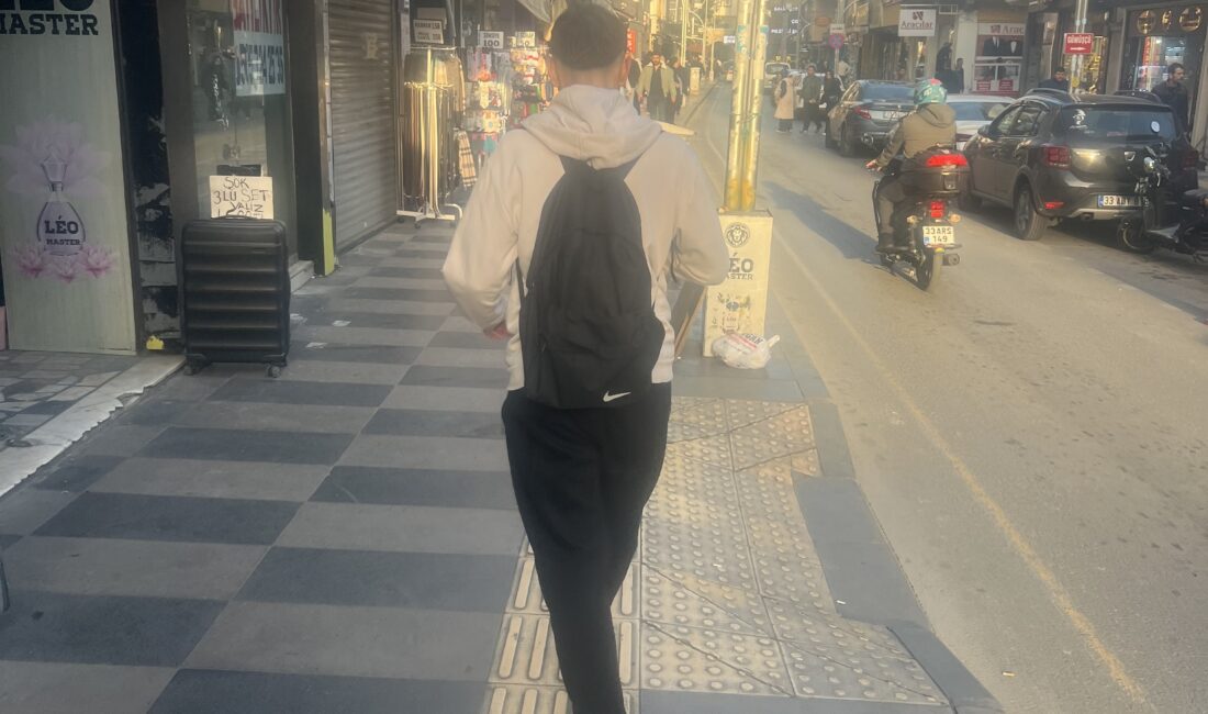 Mersin Çarşı | Sokak Röportajı Mersin’de yaşamak – En sevilen ve en zor yanlar Deniziyle büyülüyor, plansızlığıyla zorluyor Mersin’de mikrofon uzattığımız vatandaşlar, kentin yaşam