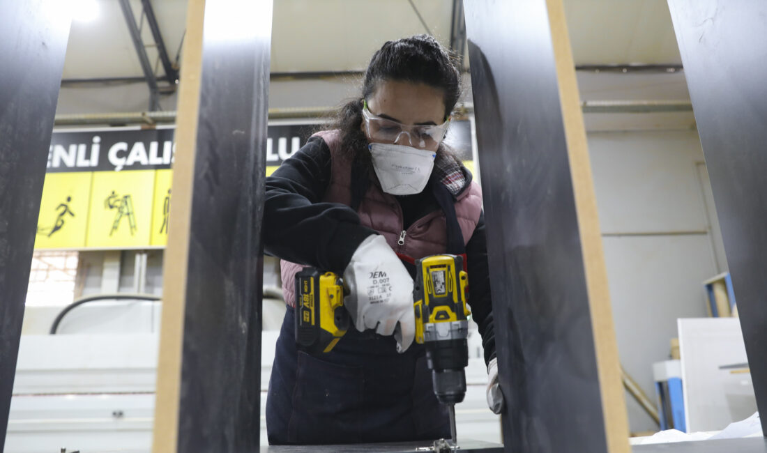 BÜYÜKŞEHİR’İN MERCEK KURSLARI MESLEK SAHİBİ YAPIYOR Mersin Büyükşehir Belediyesi, MERCEK Mesleki Eğitim Merkezi kursları kapsamında verilen ‘Mobilya