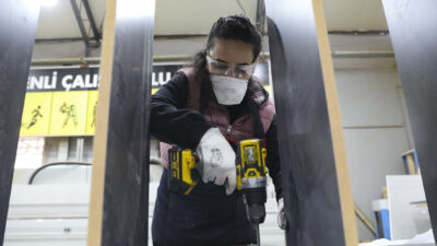 Mersin Büyükşehir Belediyesi, MERCEK Mesleki Eğitim Merkezi kursları kapsamında verilen ‘Mobilya