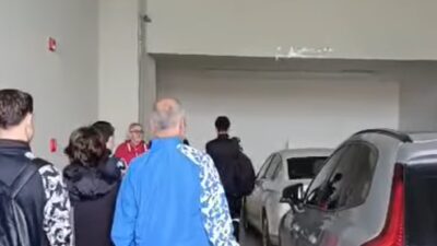 SON DAKİKAYA KADAR BELİRSİZLİKLER SÜRDÜ
FUTBOLCULAR KENDİ İMKANLARIYLA STADA GELDİ
