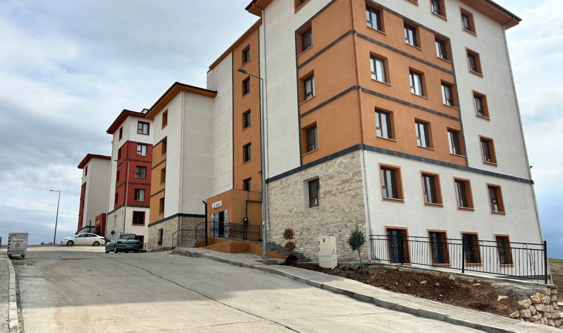 ÇAVAK TOKİ’DE TESLİMAT ÇIKMAZI: HAK SAHİPLERİ TEPKİLİ Mersin’in Çavak Mahallesi’nde yapımı tamamlanan TOKİ konutları, aradan geçen uzun