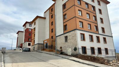 Mersin’in Çavak Mahallesi’nde yapımı tamamlanan TOKİ konutları, aradan geçen uzun