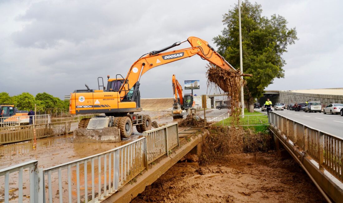 Erdemli Belediyesi Ekipleri Sahada Mersin’in Erdemli ilçesinde etkili olan sağanak yağış, sel baskınlarına neden