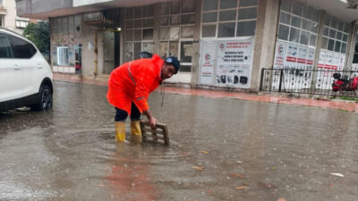 Meteorolojik uyarıların ardından Mersin genelinde etkili olan şiddetli yağışlara karşı