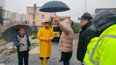 Tarsus’ta etkisini artıran yoğun yağışların ardından Tarsus Belediyesi ekipleri kent