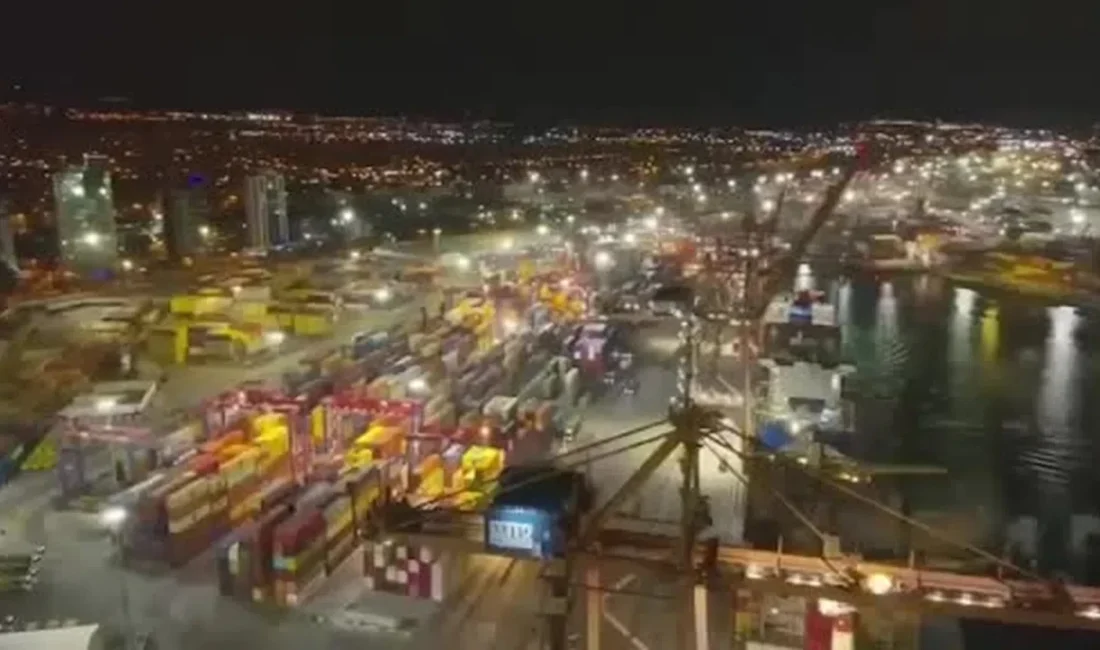 İçişleri Bakanı Yerlikaya: “Mersin Limanında 298 kg kokain ele geçirdik” İçişleri Bakanı Ali Yerlikaya, Mersin Limanında Uluslararası Uyuşturucuyla Mücadele Kapsamında