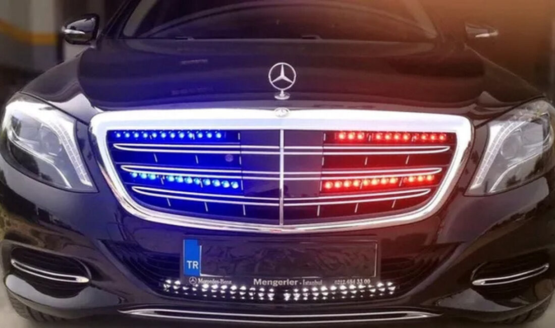 Araçlarına yasa dışı çakar takan sürücüye 414 bin lira ceza İçişleri Bakanı Ali Yerlikaya, yasa dışı olarak iki aracına çakar