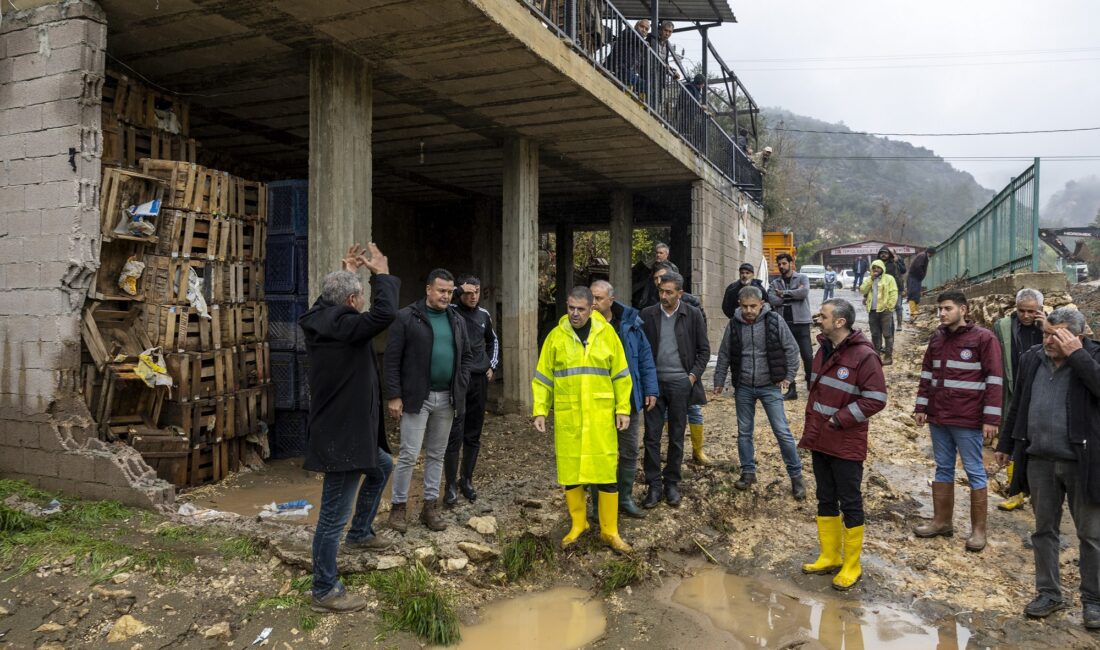 MEZİTLİ’DE YAŞANAN SELİN ARDINDAN YARALAR BİR BİR SARILIYOR Yoğun yağışların ardından Mezitli genelinde meydana gelen sel ve su