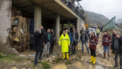 Yoğun yağışların ardından Mezitli genelinde meydana gelen sel ve su