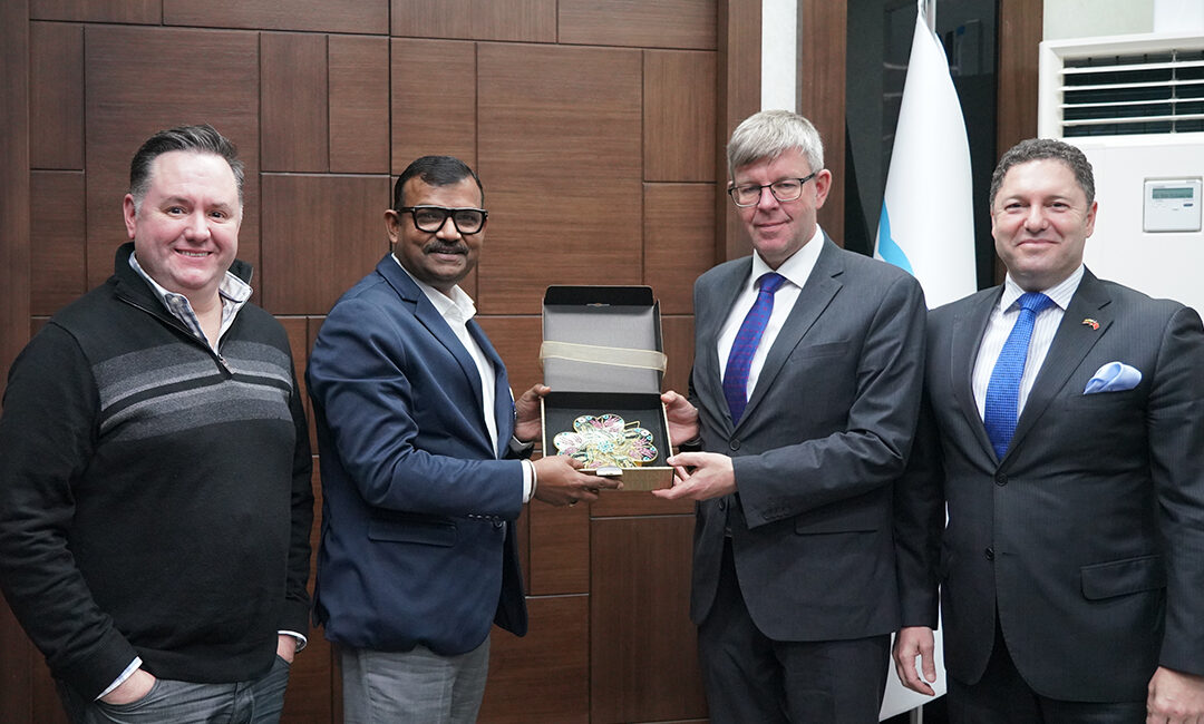 LİTVANYA BÜYÜKELÇİLİĞİ HEYETİ MERSİN LİMANI’NDA Mersin Uluslararası Limanı (MIP), Litvanya Cumhuriyeti Büyükelçiliği heyetini ağırladı. Gerçekleşen