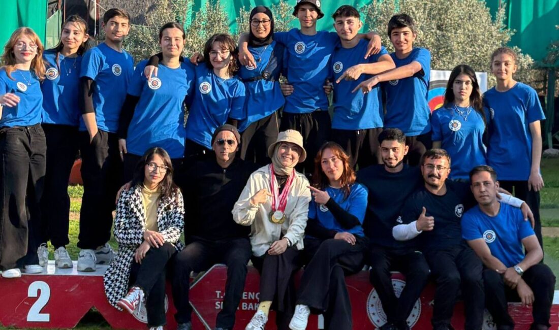 Kadınlar ve erkekler kategorilerinde; Makaralı Yay ve Klasik Yay branşlarında