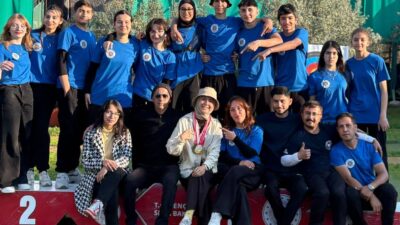 Kadınlar ve erkekler kategorilerinde; Makaralı Yay ve Klasik Yay branşlarında