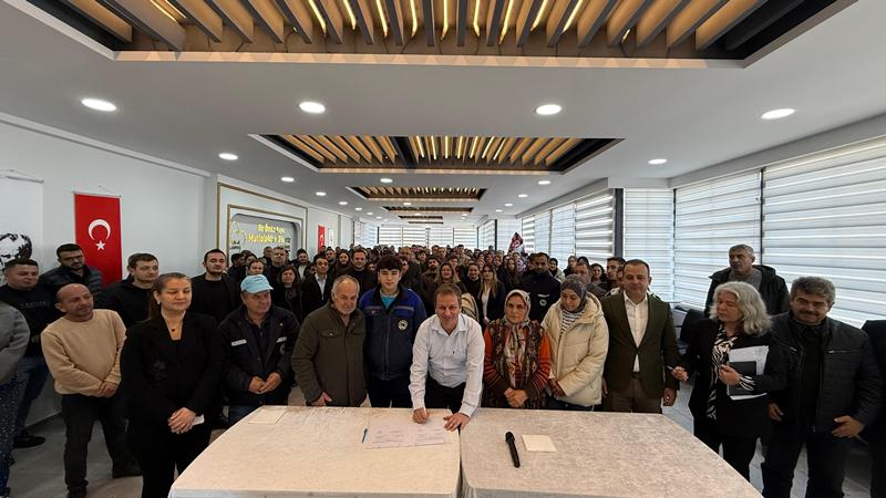 Gülnar Belediyesi’nde En Düşük Maaş 40 Bin 500 TL’ye Yükseltildi Gülnar Belediye Başkanı, belediye bünyesinde görev yapan işçilerle bir araya