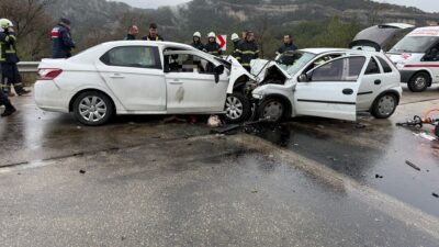 Antalya-Isparta kara yolunda iki otomobilin kafa kafaya çarpışması sonucu meydana