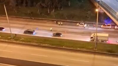 Adana’da otoyolda karşıdan karşıya geçmeye çalışırken tırın altında kalan şahıs