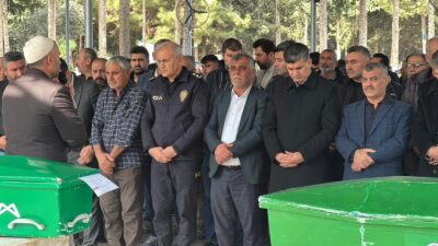 Mersin‘de tırı sollamak isteyen sürücünün kullandığı aracın yaya geçidinden geçenlere