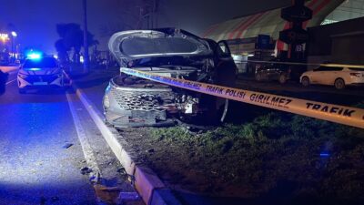 Mersin‘de, tırı sollamak isterken yaya geçidinden karşıya geçmek için refüjde