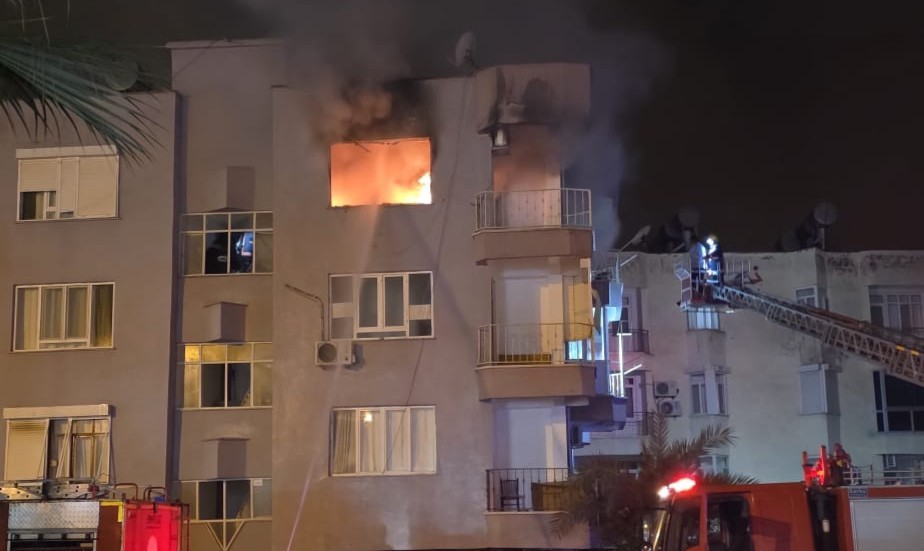 Mersin’in Anamur ilçesinde bir binanın son katında alev alev yanan