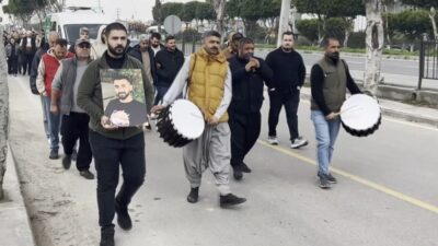 Mersin’in Tarsus ilçesinde motosiklet kazasında hayatını kaybeden genç adamın cenazesi,