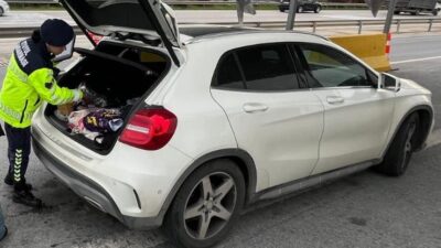 Mersin’de otoyolda trafik uygulaması yapan jandarma ekipleri başkasında ait sahte