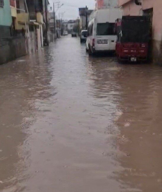 Tarsus’ta yağmur ve fırtına hayatı olumsuz etkiledi Mersin’in Tarsus’ta ilçesinde etkili olan fırtına ve sağanak yağış hayatı