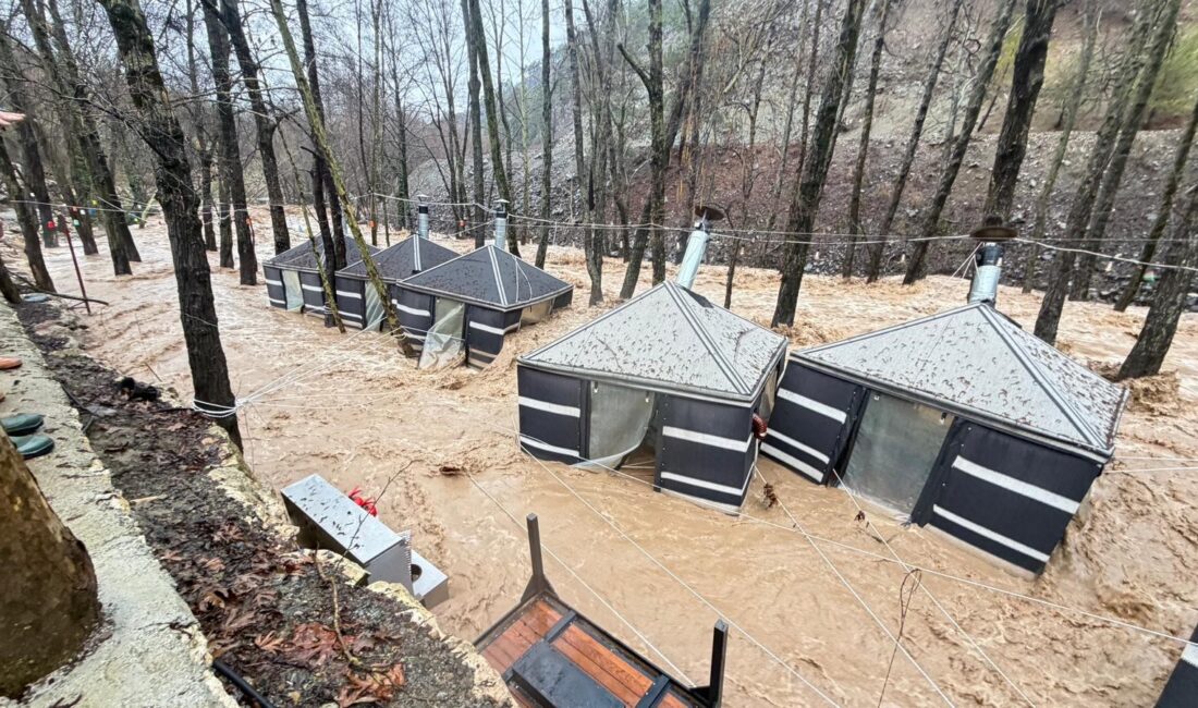 Sağanak Mersin’i vurdu: Dereler taştı, restoran sular altında kaldı Mersin’de dün akşam saatlerinden bu yana aralıksız devam eden sağanak