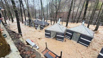Sağanak Mersin’i vurdu: Dereler taştı, restoran sular altında kaldı Mersin’de dün akşam saatlerinden bu yana aralıksız devam eden sağanak