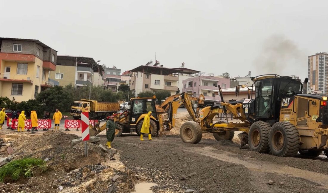 Tarsus’ta sağanak yağışlara ekipler anında müdahale etti Tarsus’ta etkili olan sağanak yağışların ardından belediye ekipleri, su birikintileri,