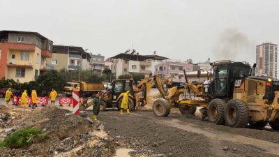 Tarsus’ta etkili olan sağanak yağışların ardından belediye ekipleri, su birikintileri,