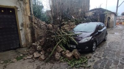 Tarsus’ta duvar çöktü, park halindeki araç zarar gördü Mersin’in Tarsus ilçesinde yıkılan duvar, park halindeki araca zarar verdi.