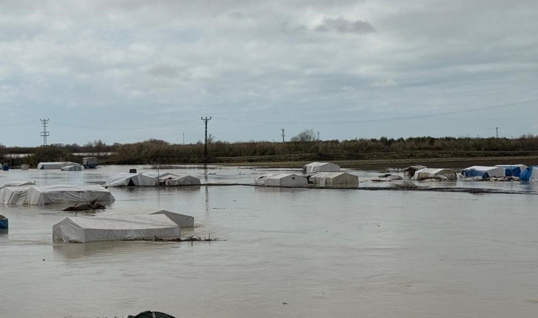 Tarsus’ta 8 bin dönüm tarım arazisi sular altında kaldı Mersin’in Tarsus ilçesinde iki gündür aralıksız etkili olan sağanak yağış,