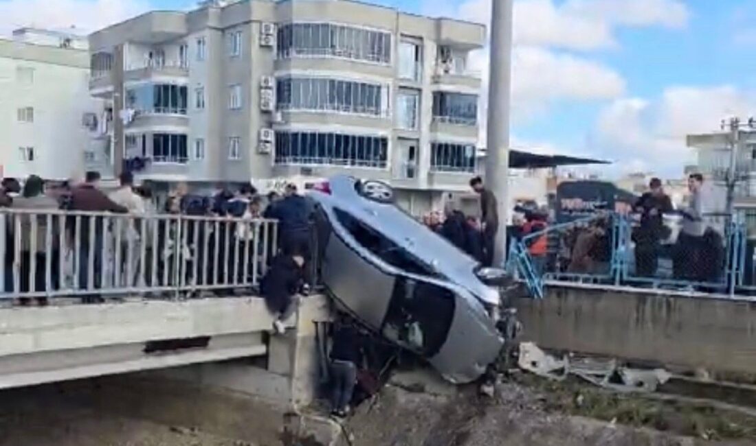 Kaza yapan araç köprünün korkuluklarında asılı kaldı, facia ucuz atlatıldı Mersin’in Tarsus ilçesinde iki aracın köprü üzerinde çarpışması sonucu 6