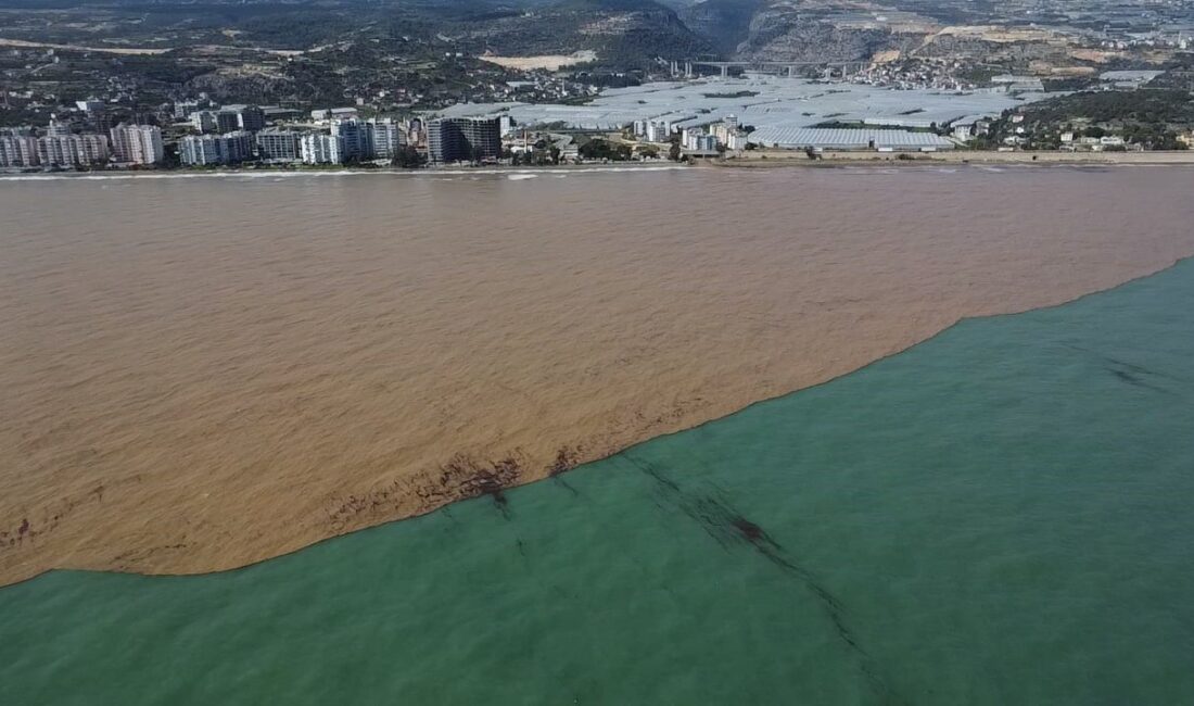 Derelerden Akdeniz’e akan sel suları kıyı şeridini çamura bürüdü Mersin’de yağışlarla birlikte coşan dereler Akdeniz’i çamura bürürken, bölge havadan