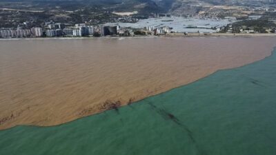 Mersin’de yağışlarla birlikte coşan dereler Akdeniz’i çamura bürürken, bölge havadan