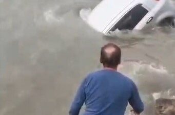 Aracıyla denize düşen sürücüyü Sahil Güvenlik kurtardı Mersin’in Silifke ilçesinde aracıyla denize düşen kişi, Sahil Güvenlik ekiplerince