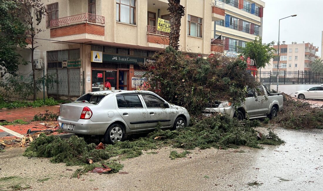Mersin’de fırtına ve sağanak hayatı olumsuz etkiledi Mersin’de, Meteoroloji’nin fırtına ve sağanak uyarısının ardından sabah saatlerinden itibaren