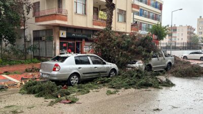 Mersin’de, Meteoroloji’nin fırtına ve sağanak uyarısının ardından sabah saatlerinden itibaren