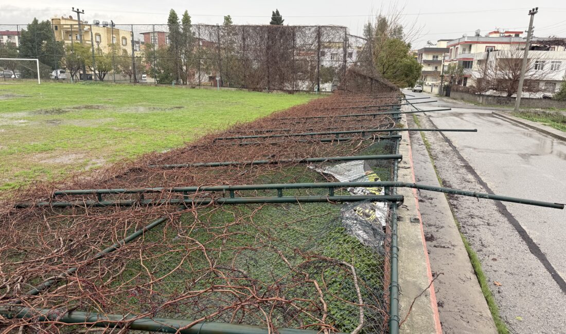 Tarsus’ta yağmur ve fırtına etkili oldu, seralar zarar gördü Mersin’in Tarsus ilçesinde dün geceden beri devam eden kuvvetli yağış,
