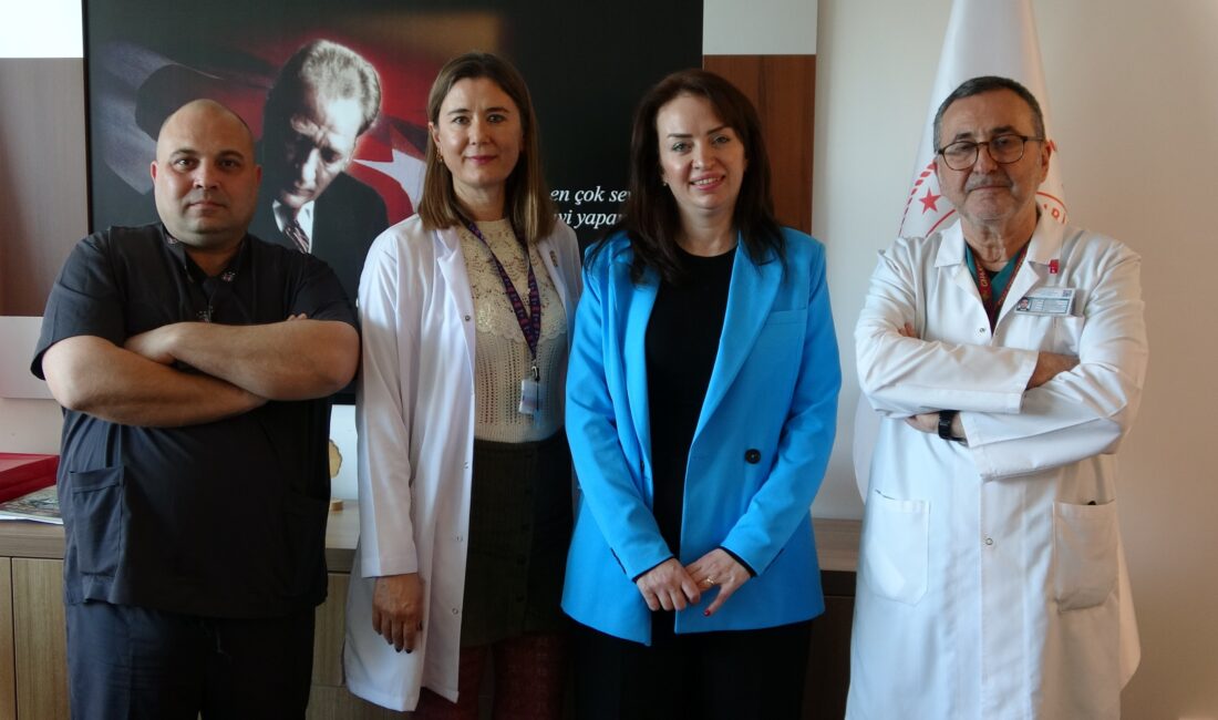 Pandemide ölümle burun buruna gelen anne doktorlarıyla buluştu Mersin’de pandemi döneminde 28 haftalık hamileyken Covid-19’a yakalanarak yoğun bakımda