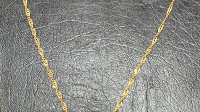 Kapkaç şüphelisi çaldığı kolyeyle yakalandı Mersin’in Tarsus ilçesinde bir kadının boynundaki altın kolyeyi kapkaç yöntemiyle