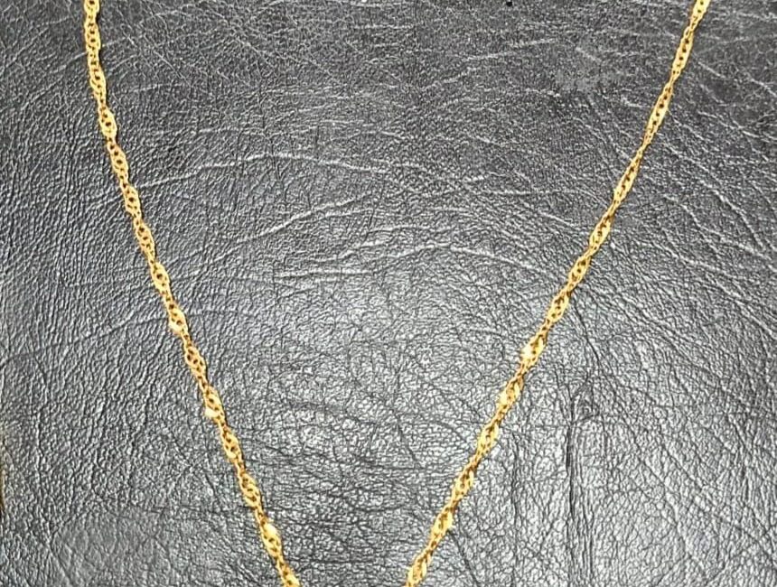 Kapkaç şüphelisi çaldığı kolyeyle yakalandı Mersin’in Tarsus ilçesinde bir kadının boynundaki altın kolyeyi kapkaç yöntemiyle