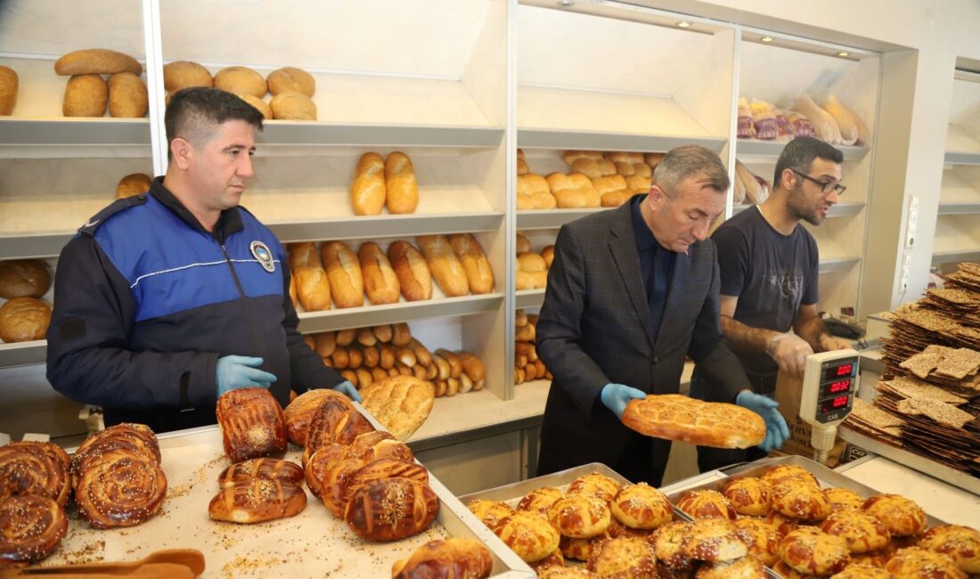 Mersin’de hijyen kurallarına uymayan fırına 6 bin 400 lira ceza Mersin’in Akdeniz ilçesinde Ramazan denetimlerini sıklaştıran zabıta ekipleri, hijyen kurallarına