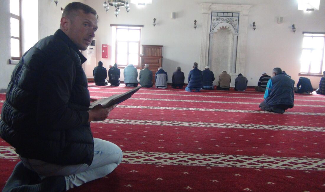 Rus Nikolai’dan Ramazan hassasiyeti: Müslüman değil ama her gün oruç tutuyor Mersin‘in Silifke ilçesine bağlı Taşucu Mahallesi’nde yaşayan Rus uyruklu Nikolai