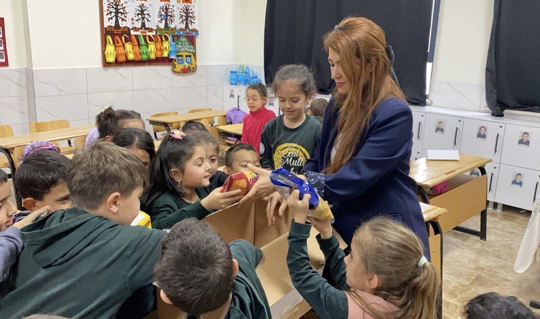 Mersin‘in Erdemli ilçesinde minik öğrenciler, Ramazan etkinlikleri kapsamında ihtiyaç sahipleri