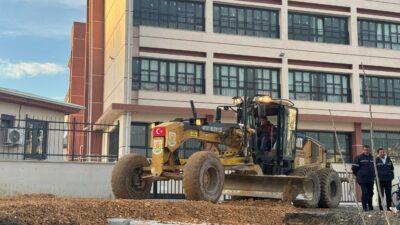 Tarsus Belediyesi, Ergenekon Mahallesi’nde sel sonrası dere yatağında 1,5 metreye