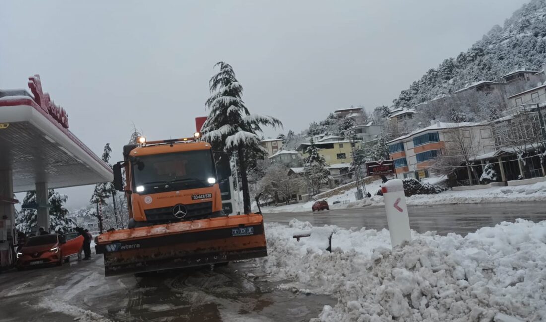 Sertavul Geçidinde ulaşım kontrollü sağlanıyor Mersin’in Mut ilçesindeki Sertavul Geçidinde etkili olan kar yağışı, tipi