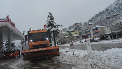 Mersin’in Mut ilçesindeki Sertavul Geçidinde etkili olan kar yağışı, tipi