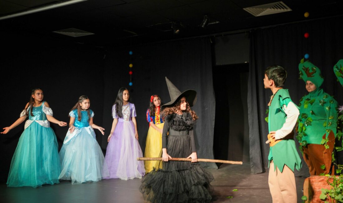 Tarsus’ta çocuklardan anlamlı tiyatro gösterisi Tarsus Belediyesi Şehir Tiyatrosu’nun 3 aylık drama atölyesi, çocukların sahnelediği