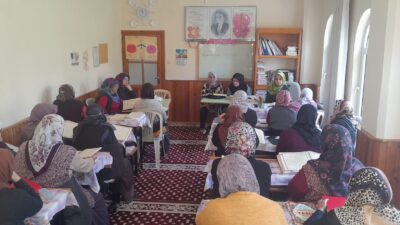 Toplu yerlerde yüksek sesle hatim okunurken, bilenlerin gözleriyle Kur’an-ı Kerim’i